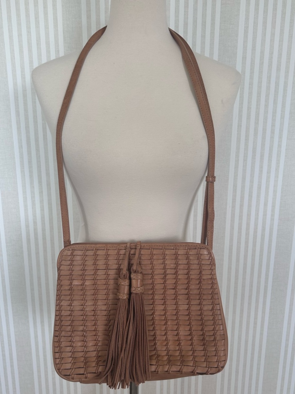 Woven Leather  Tassel Crossbody Shoulder Bag Tan Brown Made in India Vtg - Picture 2 of 7